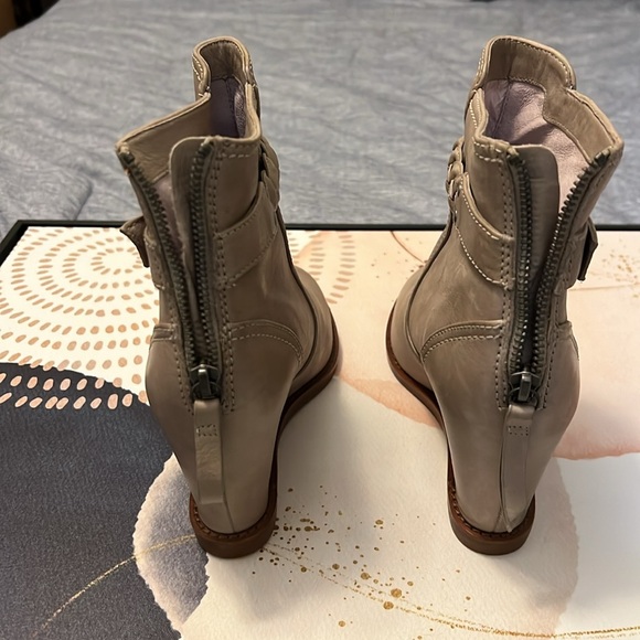 Johnston & Murphy women’s wedge boots - Picture 4 of 8